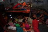 Elf Mitglieder einer Familie von Textilarbeitern teilen sich ein Zimmer, weil ihr Lohn nicht für mehr reicht. © Taslima Akhter