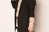 Carolas zweiter Look: eine lässige Kombi aus schwarzem Blazer, cremefarbener Bluse und Sonnenbrille.