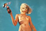 Aus der Fotoreihe "100 Naked Women": "Coca Cola"