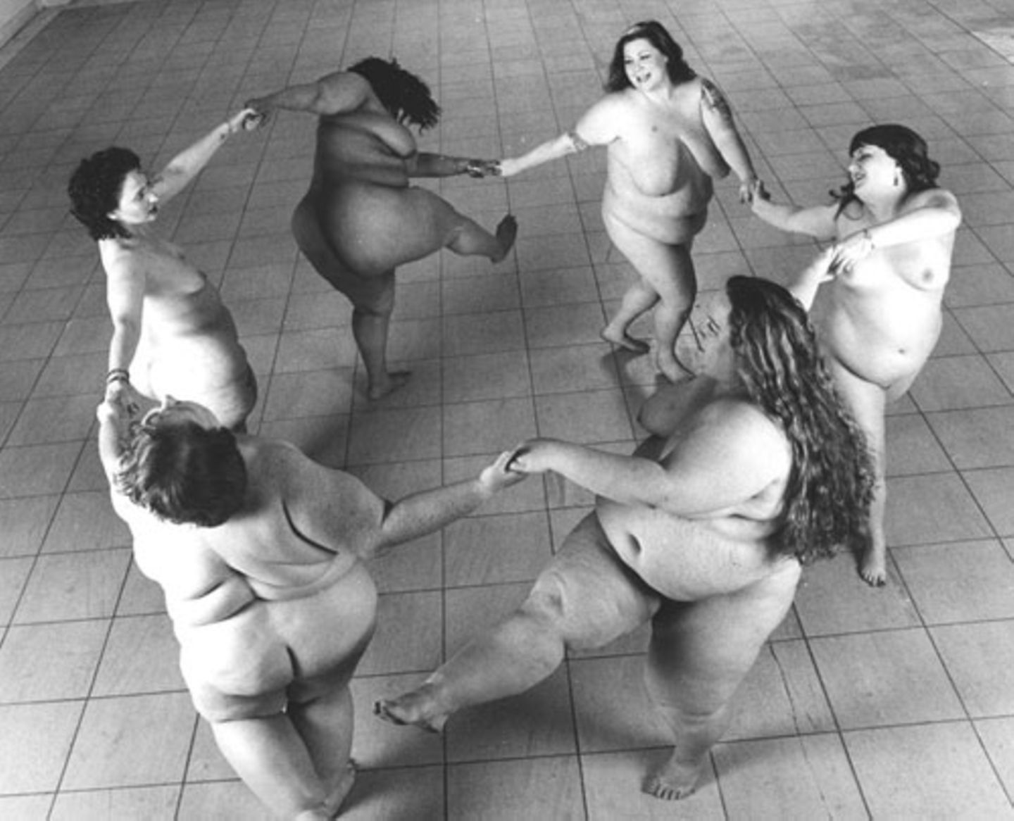 Das Foto der übergewichtigen Frau bekam auf seiner nächsten Fotoausstellung am meisten Aufmerksamkeit. Nimoy beschloss, dieses Konzept weiter zu verfolgen, und setzte sich mit einer der Gruppe "Big Burlesque" in Verbindung - Plus-Size-Tänzerinnen, die für das "Full Body Project" vor der Kamera standen.