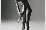 Die Idee, die Frau, die ihn angesprochen hatte, nackt zu fotografieren kam von Nimoys Ehefrau, was ihn am Set in Verlegenheit brachte. "Es war kein Problem, dass sie nackt war", erzählte er später. "Ich hatte nur noch nie mit so einem Körper zu tun gehabt. Ich war unsicher, wie ich sie fotografieren sollte."