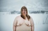 Marteline Nystad hat sich schon immer für ihren Körper geschämt und sich unwohl in ihrer Haut gefühlt. Die 24-jährige Norwegerin fotografiert hauptberuflich junge, hübsche, schlanke, manchmal magere Models. In ihrer Freizeit hat sie sich zu einem mutigen Projekt entschlossen: Sie fotografiert Selbstporträts, die sie komplett nackt zeigen. Ihr wohl mutigster Schritt: diese Bilder auch zu veröffentlichen.