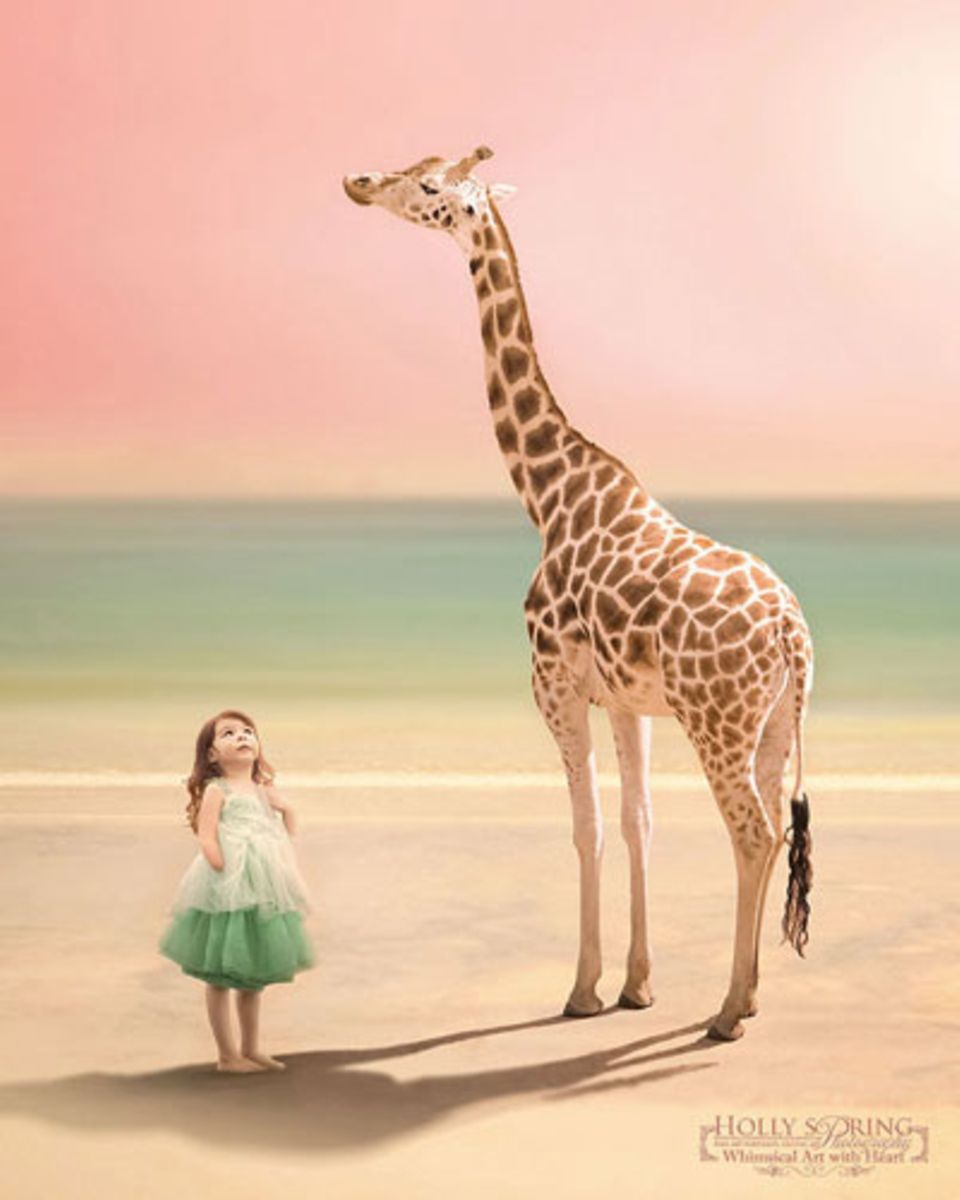 Das Bild mit der Giraffe ist eines von Hollys Lieblingsfotos. Sie hat dafür drei verschiedene Fotografien verwendet: ein Strandbild aus einem ihrer Urlaube, ein Bild von Violet auf der Straße und ein Foto, das sie im Zoo gemacht hat. Mit Absicht hat sie für das Bild die Arme des Kindes getauscht, hier fehlt dem rechten Arm die Hand.