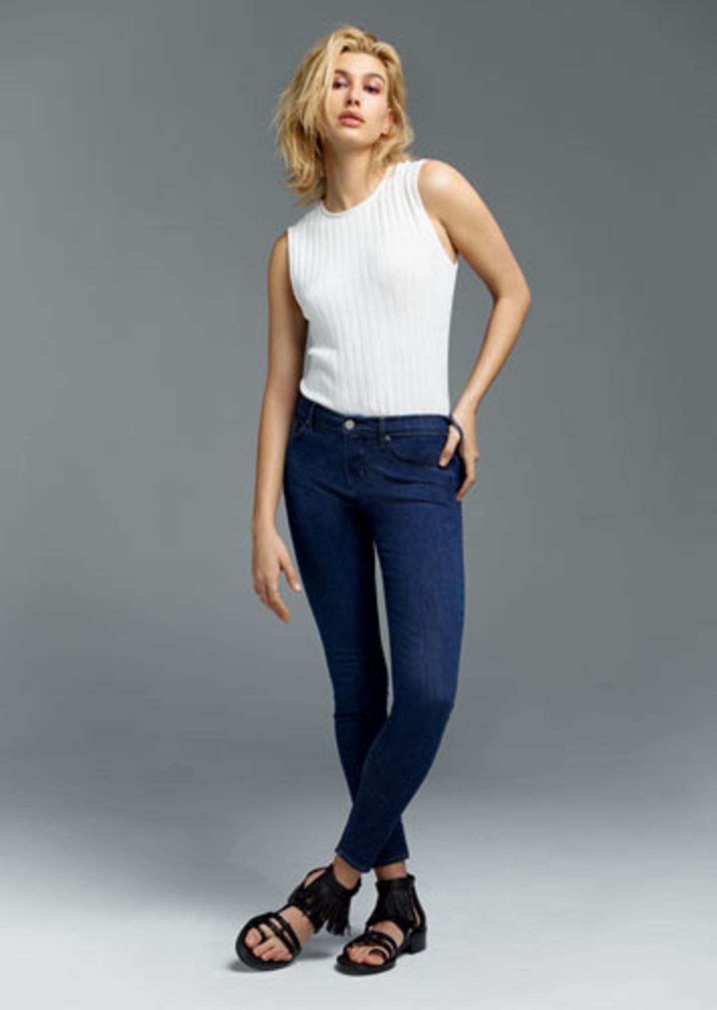 "Leigh" ist eine weiche Skinny-Jeans, die über dem Knöchel endet.