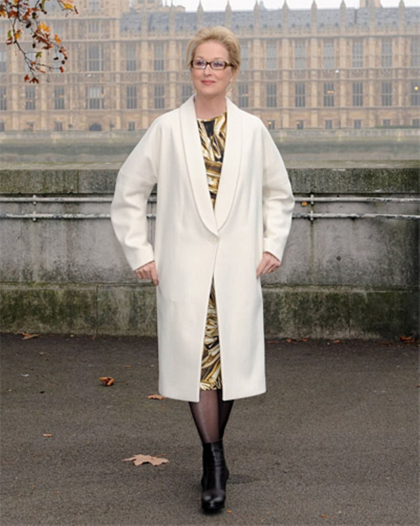 Meryl Streep im weißen Mantel vor dem britischen Parlament