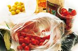 Tomaten und Zutaten für Essig-Tomaten