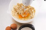 Früchtebrot: Am nächsten Tag Butter und Zucker mit den Quirlen des Handrührers cremig schlagen. Die Eier nacheinander unterrühren. Mehl und Backpulver mischen und ebenfalls mit den Quirlen unterrühren.
