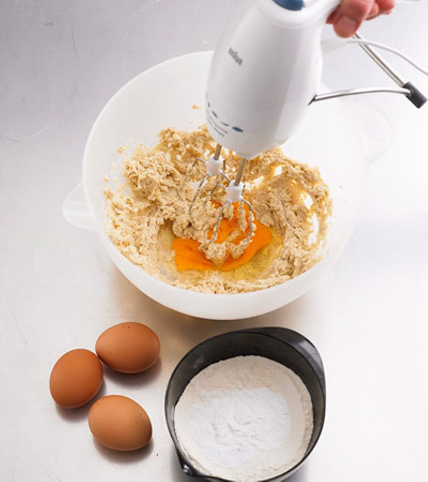 Früchtebrot: Am nächsten Tag Butter und Zucker mit den Quirlen des Handrührers cremig schlagen. Die Eier nacheinander unterrühren. Mehl und Backpulver mischen und ebenfalls mit den Quirlen unterrühren.