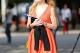 Das Konzept der Komplementärfarben kennt ihr vielleicht noch aus dem Kunstunterricht. Schön anschaulich wird es mit diesem Beispiel aus der Streetstyle-Praxis: Ein orangefarbenes Kleid und eine blaue Sonnenbrille bringen sich gegenseitig zum Strahlen.