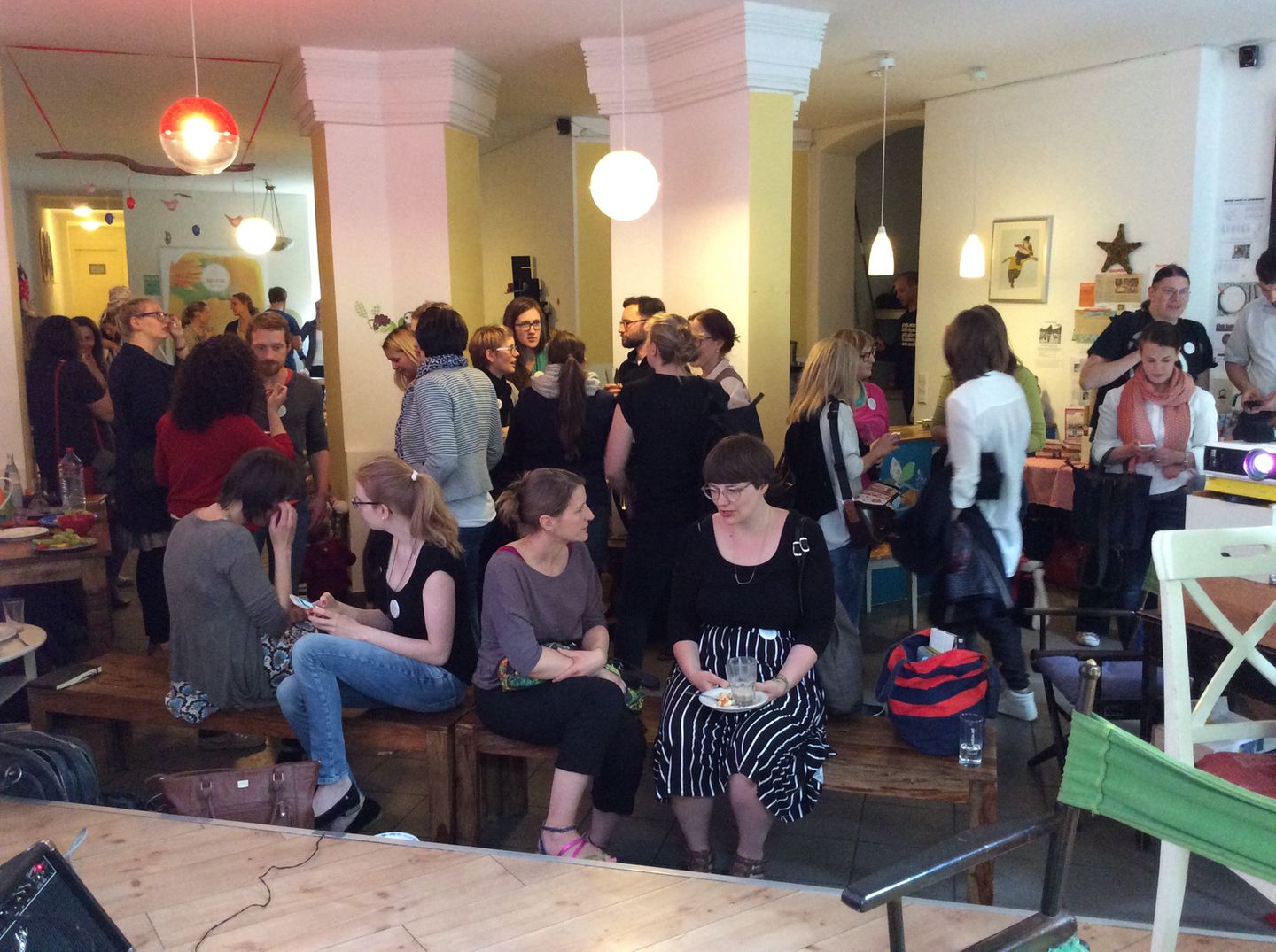 Man kennt sich: Gesprächsstoff gab es unter den rund 50 Teilnehmern im Kinder-Kultur-Café Kreuzzwerg genug.