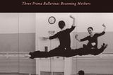 Das Buch "Balancing Acts" von Lucy Gray zeigt in Fotos und ausführlichen Interviews mit den Tänzerinnen und ihren Männern, wie sie die täglichen Balanceakte meistern (Princeton Architectural Press).