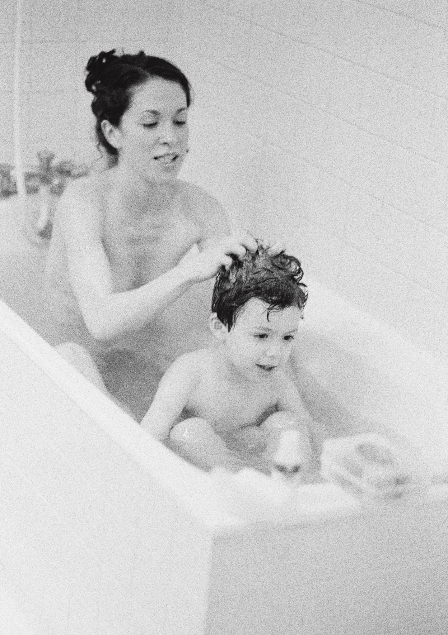 Kristin und Kai baden in ihrem Pariser Hotel, bevor die Mutter im Palais Garnier Theater Premiere hat (2001).