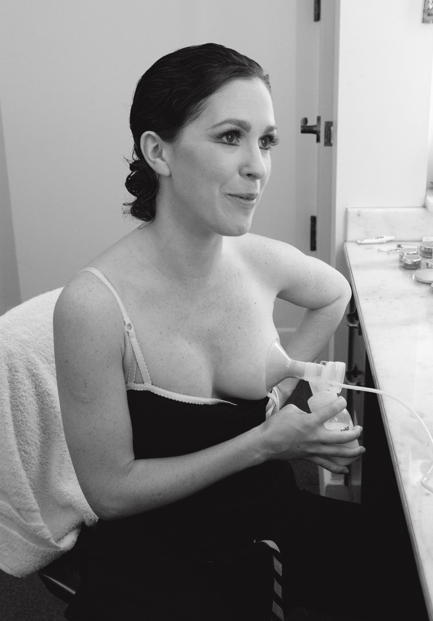 Kristin hat noch zehn Minuten Zeit, bevor sie auf die Bühne muss. Die nutzt sie, um Milch abzupumpen (2009).