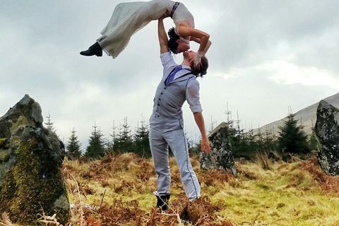 Dieses Akrobaten-Paar sagt "Ja" in 11 Ländern