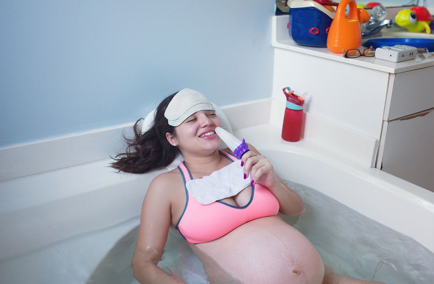 Ванна мама трусы. Беременные женщины рожают в воде.