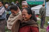 Noch schlimmer ist die Lage in ländlichen Gebieten: Nepal hat außerhalb der städtischen Zentren kaum eine medizinische Versorgung zu bieten. Doch ausgerechnet die Dörfer hat das Erdbeben am härtesten erwischt, viele Gebäude mit schadhafter Bausubstanz sind komplett zusammengebrochen.