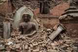 Wie kann ich helfen? Die Aktion Deutschland hilft sammelt Geldspenden unter dieser Bankverbindung: Empfänger ADH & BEH Commerzbank IBAN DE53 200 400 600 200 400 600 Stichwort: "Erdbeben Nepal" BIC COBADEFFXXX Aber auch andere Organisationen wie etwa Ärzte ohne Grenzen kümmern sich um die Opfer der Katastrophe und sind dankbar für Unterstützung.