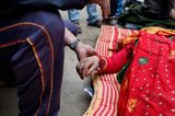 Die Naturkatastrophe hat viele Kinder von ihren Eltern und Familien getrennt. Schätzungen gehen davon aus, dass um die 940 000 Minderjährige plötzlich für sich selbst sorgen müssen und dringend auf humanitäre Hilfe angewiesen sind.