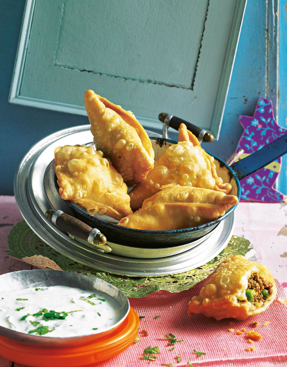 Frittierter Teig wird zum Knusper-Drumrum für Hack und Erbsen, Joghurt-Minz-Soße zum Dip. Zum Rezept: Samosas Frittierter Teig wird zum Knusper-Drumrum für Hack und Erbsen, Joghurt-Minz-Soße zum Dip. Zum Rezept: Samosas