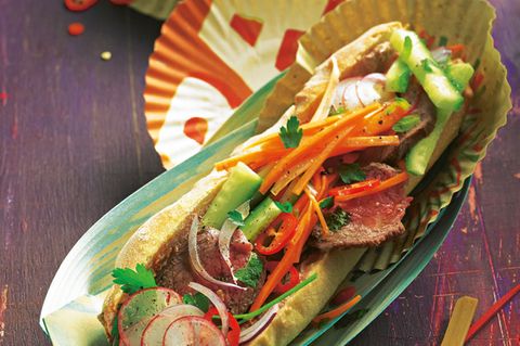 Zum Anbeißen: das Asia-Sandwich mit Rindersteak, knackigem Gemüse ? und Leberwurst. Zum Rezept: Báhn Mì