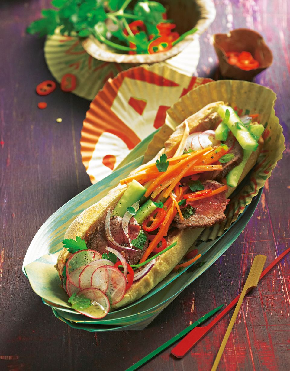 Zum Anbeißen: das Asia-Sandwich mit Rindersteak, knackigem Gemüse ? und Leberwurst. Zum Rezept: Báhn Mì Zum Anbeißen: das Asia-Sandwich mit Rindersteak, knackigem Gemüse ? und Leberwurst. Zum Rezept: Báhn Mì