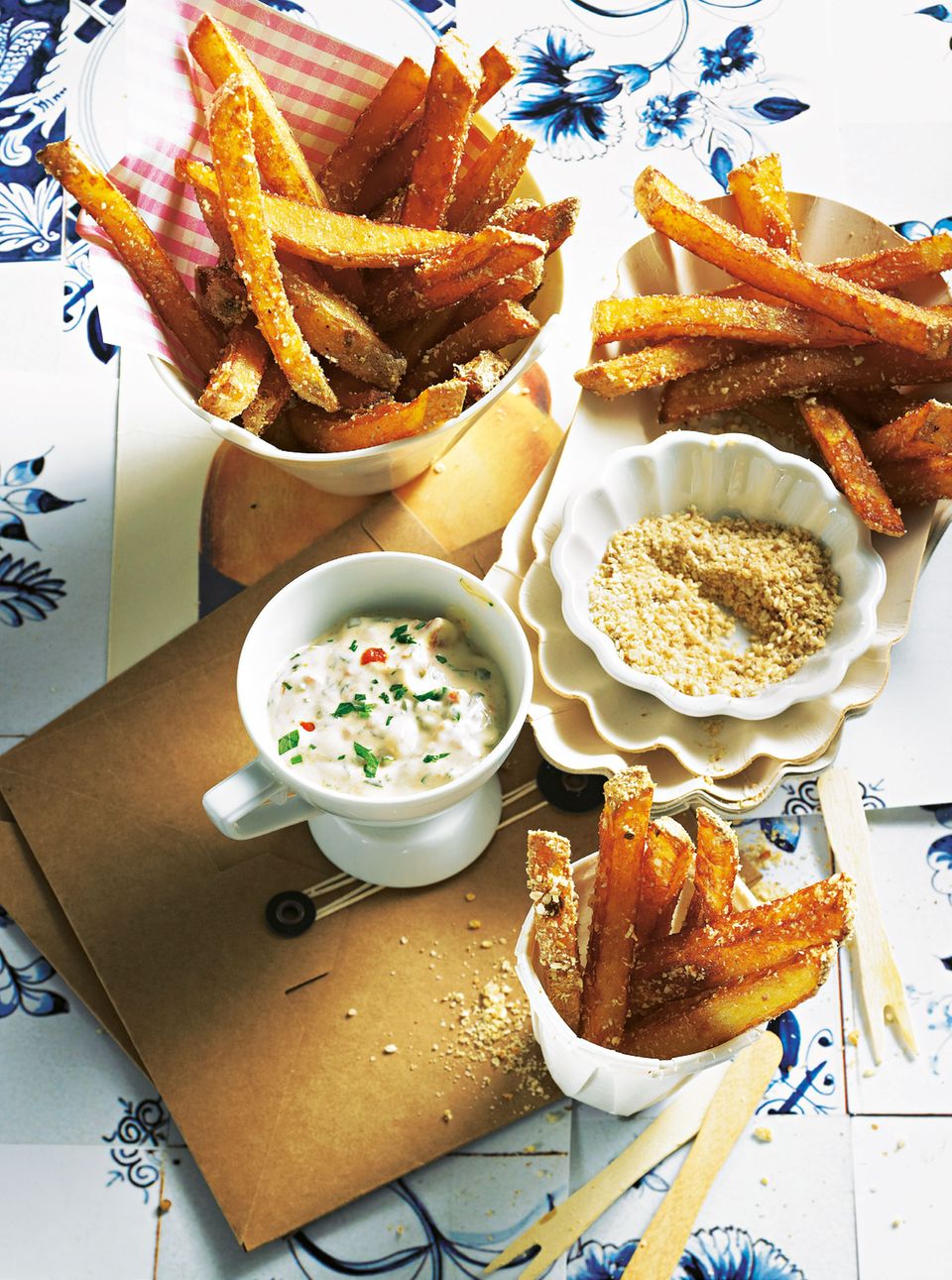Knusprig, weil zweimal frittiert und in einem Sesam-Koriandersaat-Mix gewälzt. Den cremigen Part übernimmt die selbst gemachte Mayo mit exotischer Fruchtnote. Zum Rezept: Pommes Knusprig, weil zweimal frittiert und in einem Sesam-Koriandersaat-Mix gewälzt. Den cremigen Part übernimmt die selbst gemachte Mayo mit exotischer Fruchtnote. Zum Rezept: Pommes
