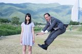 Der japanische Fotograf Yuki Aoyama hat diese ganz eigene Vater-Tochter-Dynamik in einer Fotoserie eingefangen, die mal ein ganz anderes Licht auf die ernsten Anzugträger wirft.