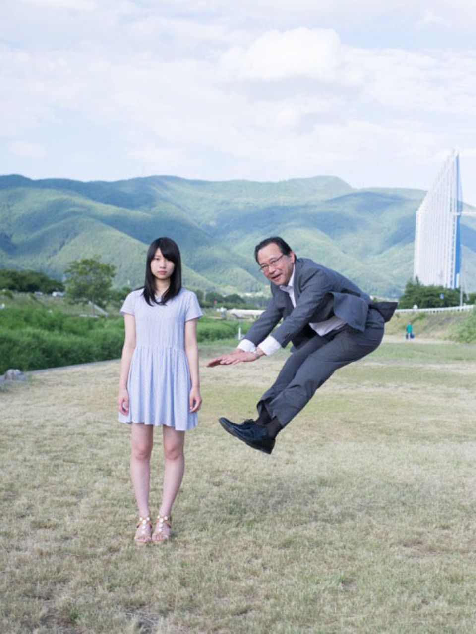 Der japanische Fotograf Yuki Aoyama hat diese ganz eigene Vater-Tochter-Dynamik in einer Fotoserie eingefangen, die mal ein ganz anderes Licht auf die ernsten Anzugträger wirft.