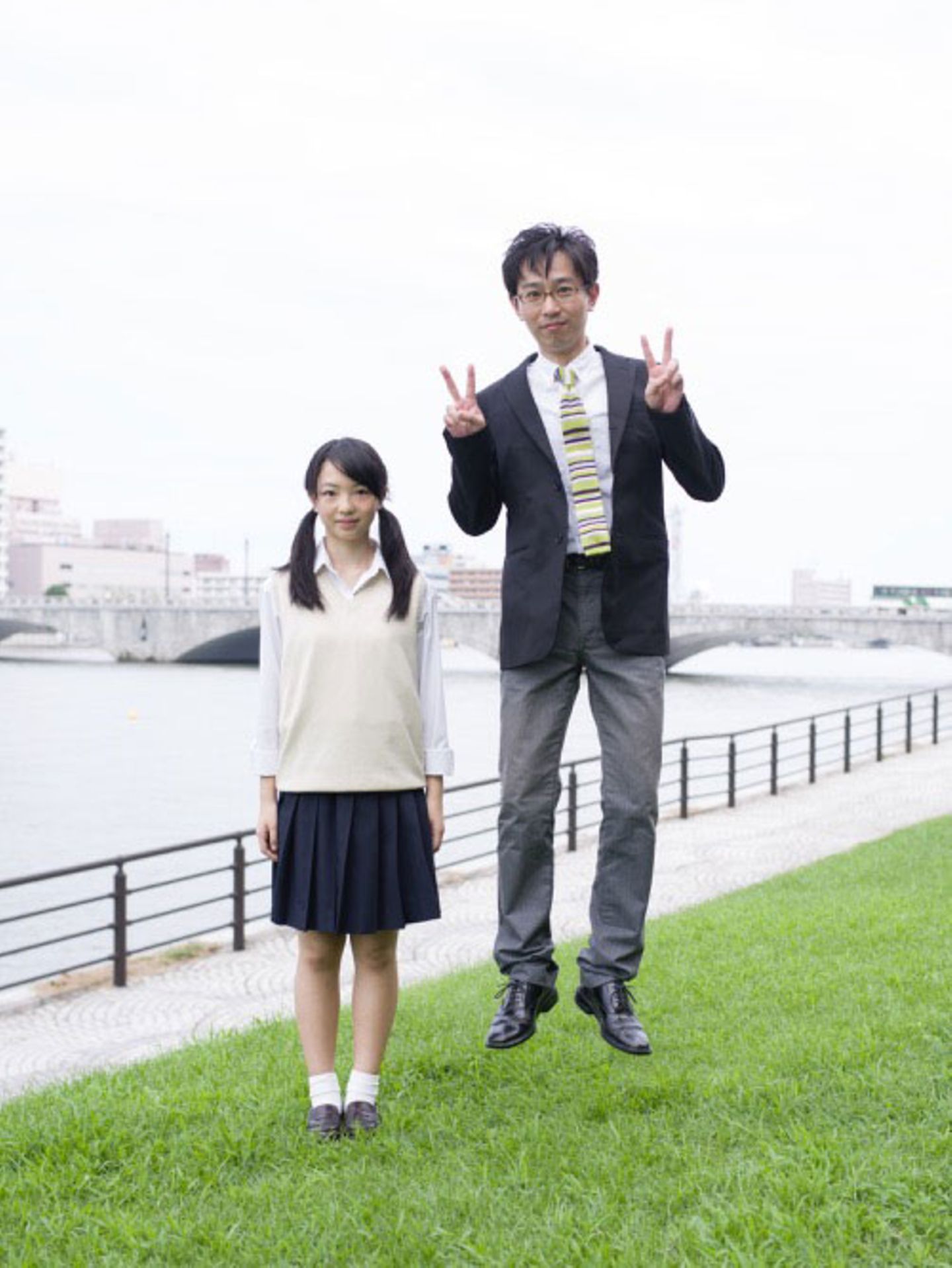 Noch mehr springende Väter gibt es auch in Yuki Aoyamas Bildband "Daughters and Salarymen" zu sehen, der gerade erschienen ist. Mehr Informationen gibt es auch auf der Website zur Fotoserie.