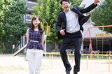 Der japanische Vater-Tochter-Sprung ist übrigens schon so beliebt geworden, dass auf Instagram mittlerweile Väter aus aller Welt neben ihren Töchtern abheben.