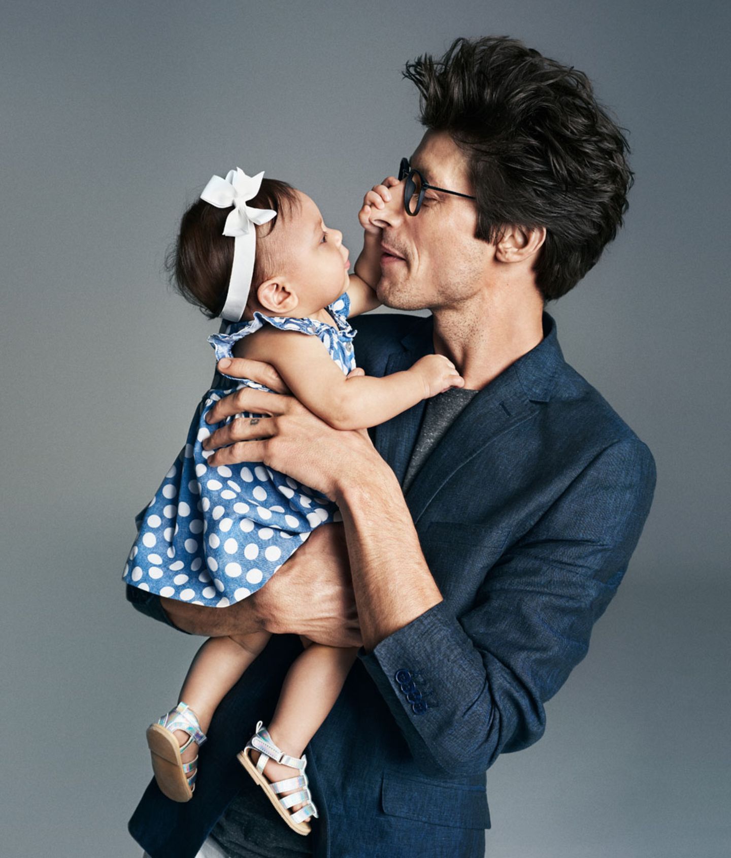 Sind die nicht zum Knutschen? Für die Kampagnen-Bilder zur aktuellen Baby-Kollektion hat H&M zuckersüße Duos vor die Kamera geholt. Der Haarreif und das gepunktete Denimkleid sind - ebenso wie alle anderen Kollektionsteile - ab sofort online erhältlich.