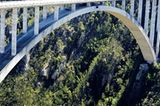 An der Garden Route entlang der Küste liegt die Bloukrans River Bridge - die höchste Bogenbrücke der Welt. Wagemutige können von hier aus mit dem Bungee-Seil in die Tiefe springen.