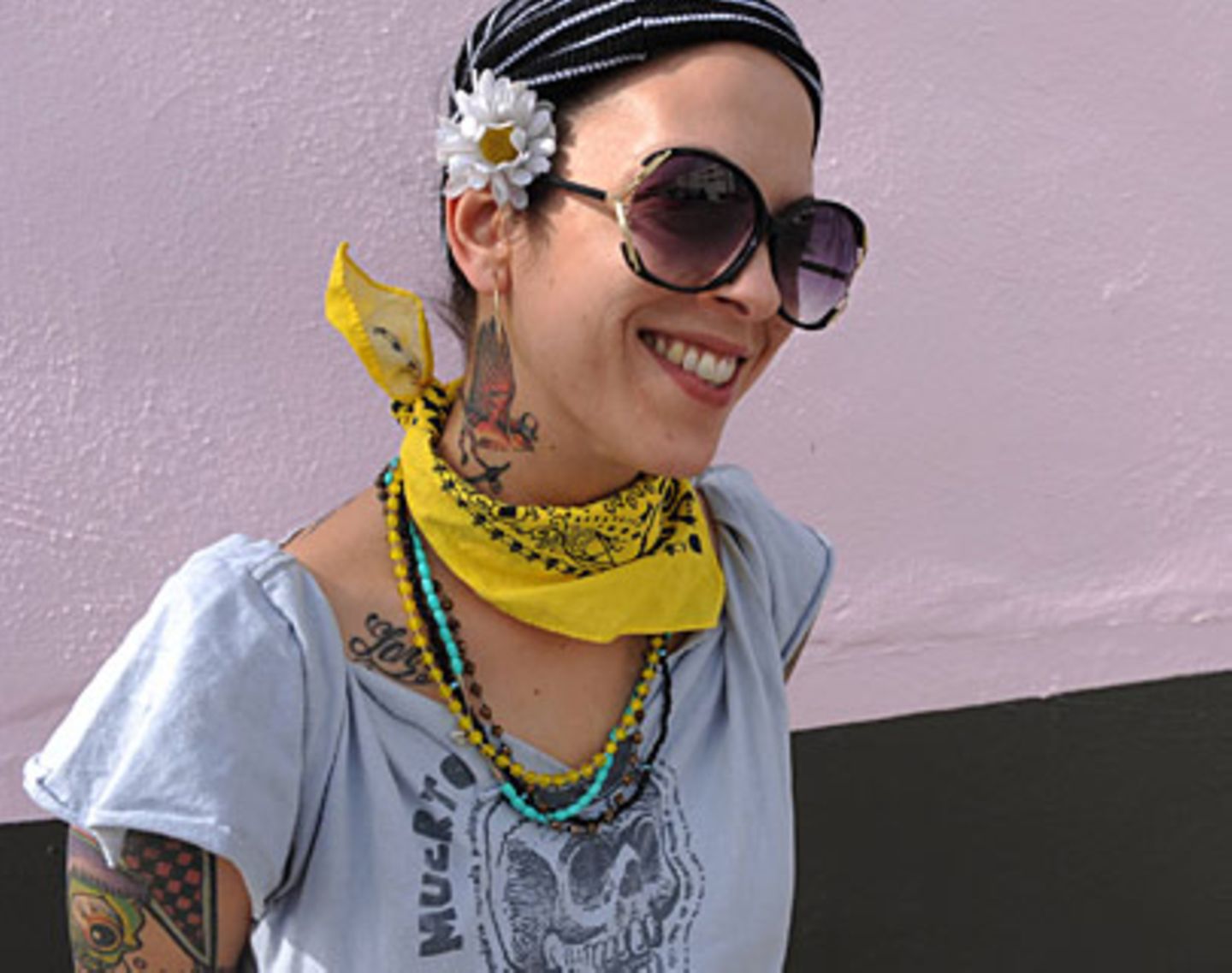 Kunst, Kunst, Kunst: im Design District von Miami ist sie in Showrooms und Galerien zu sehen, an Hauswänden – und Menschen wie Monica de Miguel. Die Performance-Künstlerin mit den Tattoos arbeitet bei den Locust Projects, wo sie ohne Profitdruck experimentieren kann.