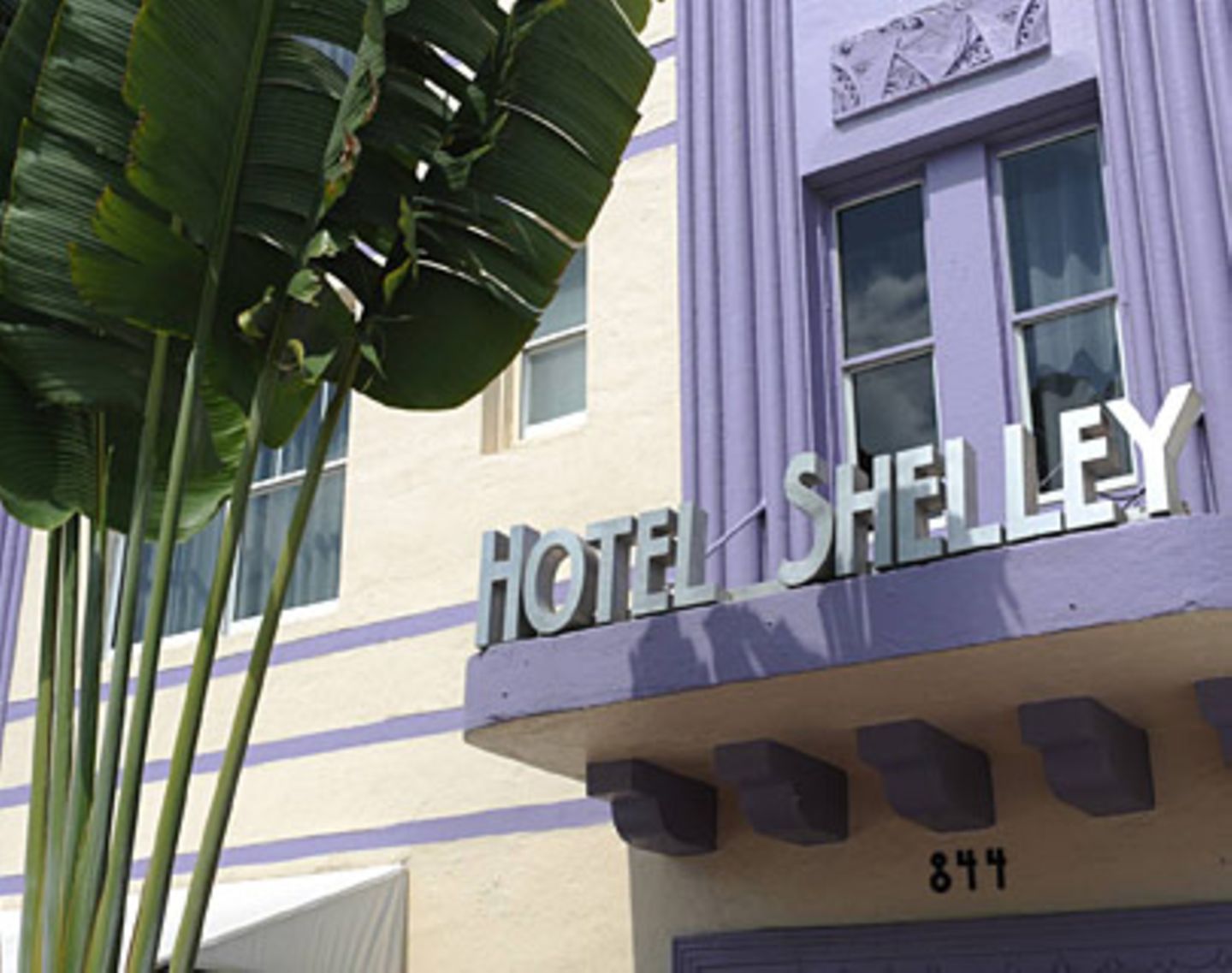 Mitten in Miami Beach, fest in der Hand der Fashion People, die für Shootings kommen oder zum Shoppen: das Shelley Hotel an der Einkaufsmeile Collins Avenue.