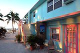 So schön können Fototapeten-Klischees sein: das "White Sands Inn" auf Grassy Key bei Tage ...