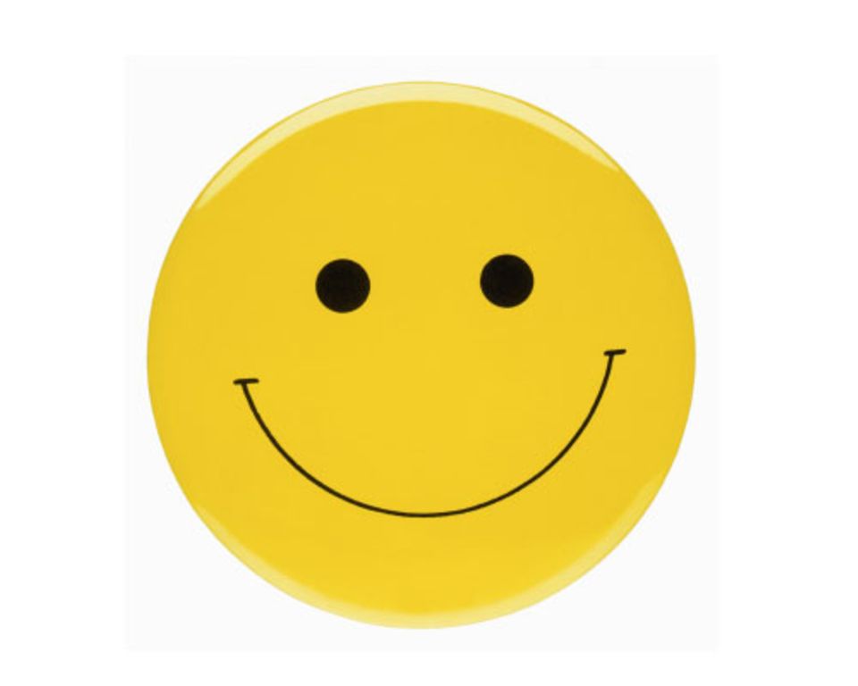 Ein lächelndes Gesicht war Vorbild für den Smiley, der erstmals 1963 auf einer Anstecknadel auftauchte. Eine amerikanische Versicherung hatte ihn bei dem Werbegrafiker Harvey Ball in Auftrag gegeben, weil sie mit den Ansteckern das Betriebsklima verbessern wollte.