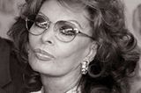 "Meine Philosophie besteht darin, dass es besser ist, das Leben zu erkunden und Fehler zu machen, als auf Nummer sicher zu gehen und gar nicht zu erkunden. Fehler sind ein Teil der Beiträge, die man für ein vollständiges Leben zahlt," sagt Sophia Loren.