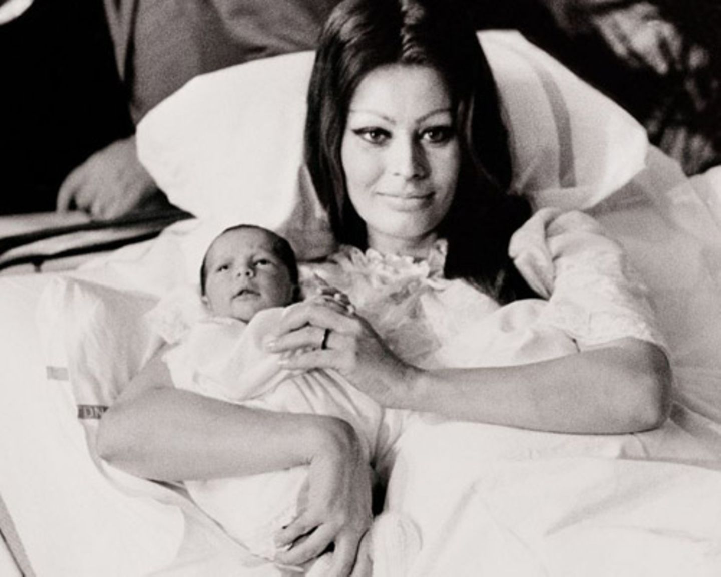 Carlo Ponti und Sophia Loren heiraten 1957 und bekommen zwei Kinder. Auf dem Foto präsentiert "Mamma Sophia" stolz ihren Sohn Carlo jr., der 1968 geboren wird.