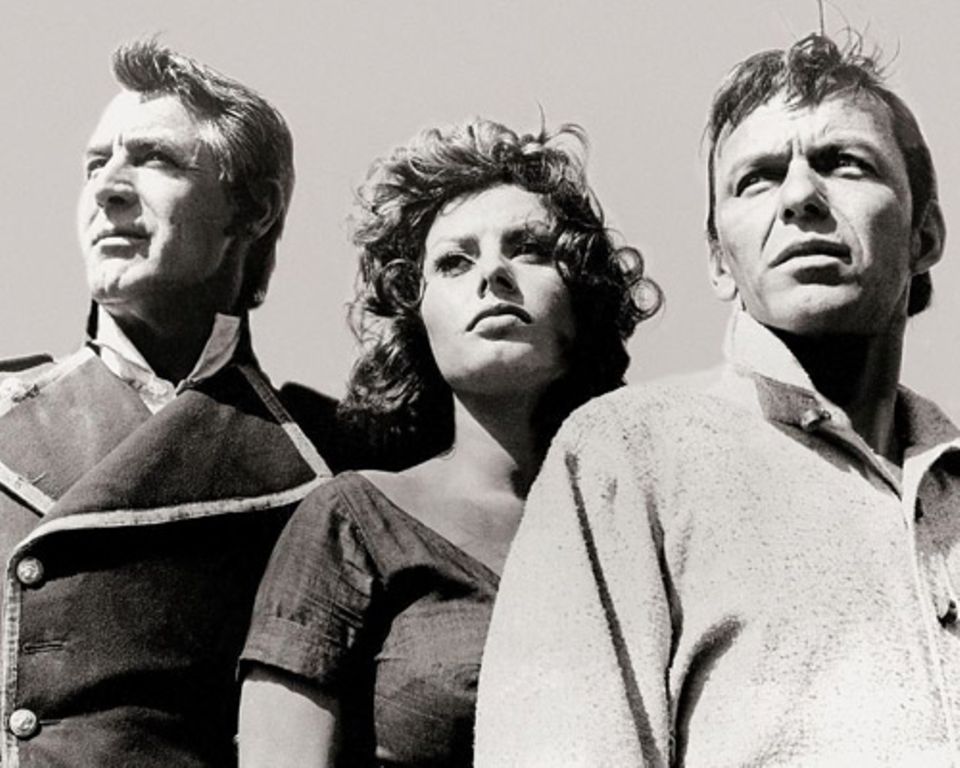 Cary Grant, Sophia Loren und Frank Sinatra bei der Premiere des Films "Stolz und Leidenschaft" aus dem Jahr 1956.