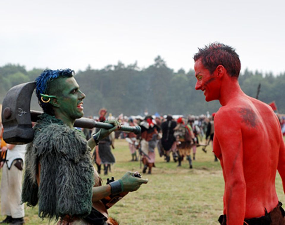 Rot-grüne Koalition: Auf dem Schlachtfeld finden ein grünhäutiger Ork und ein Anhänger des Feuergottes Ignis Zeit für ein kleines Schwätzchen.