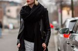 Grauer Beanie, schwarzes Leder und ein leuchtend roter Mund - so geht Coolness à la Berlin Fashion Week.