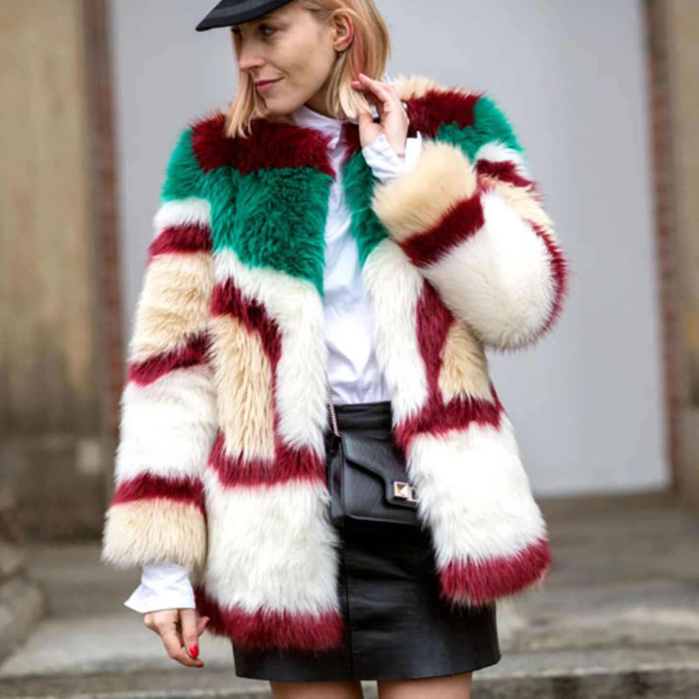 Wir können uns ohne Ende am Faux-Fur-Trend ergötzen - je bunter, je toller! Mode-Redakteurin und Bloggerin Claudia Zakrocki macht uns mit ihrem Mantel und Leder-Mini glücklich.