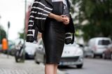 Die Berliner Juli-Hitze wurde regelmäßig von Regenschauern unterbrochen - diese Modewochen-Besucherin sorgte vor und nahm ihre schick gestreifte Lederjacke mit.