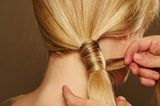 Je nach Haarlänge benötigt man für diese Frisur zwei bis drei Strähnen, mit denen man den Zopf umwickelt.