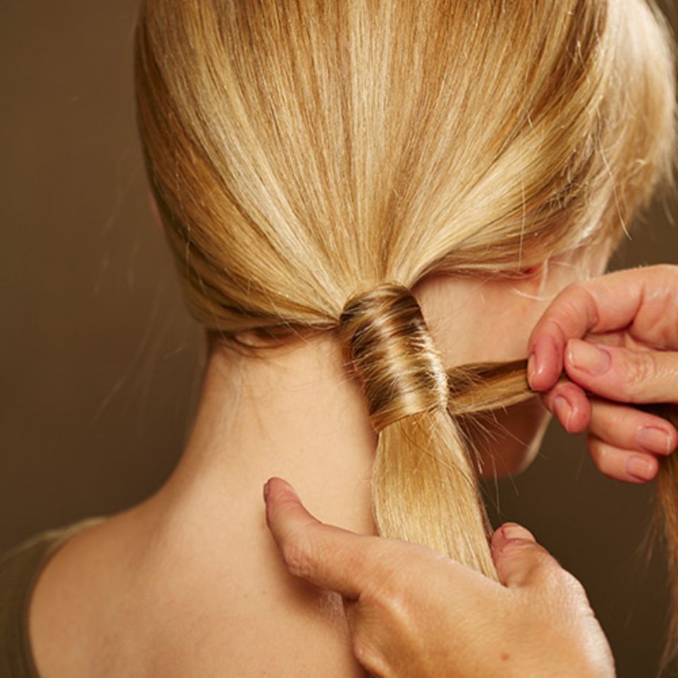 Je nach Haarlänge benötigt man für diese Frisur zwei bis drei Strähnen, mit denen man den Zopf umwickelt.