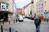 Bei der Auswahl den Straßen ging es Gerz vor allem darum, gewöhnliche Orte zu finden. So wie die Sankt-Johann-Straße in Duisburg.