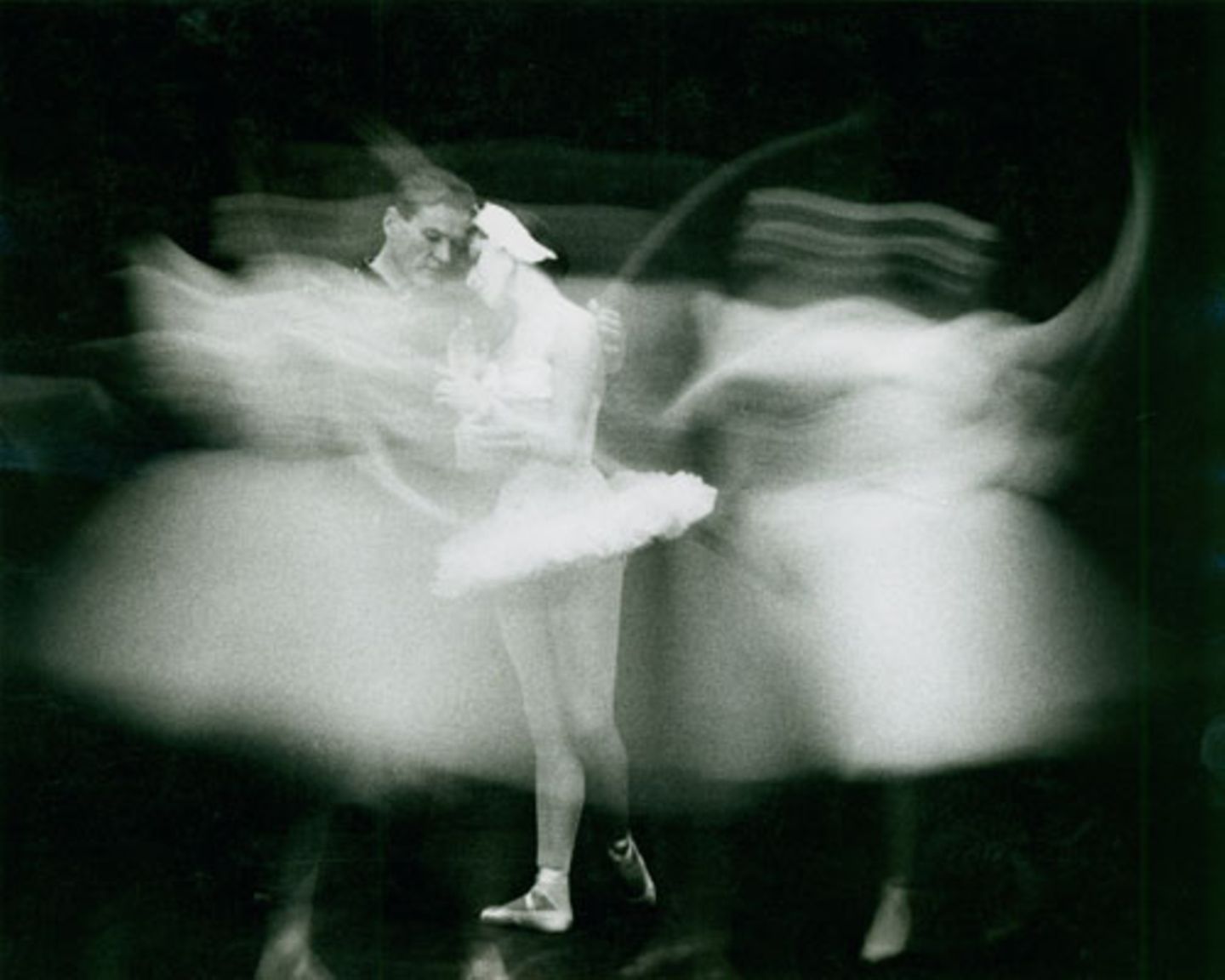 War seine Frau von Grafik und Formen inspiriert, ging es Paul Himmel vor allem um die Psychologie. Das Innere der Menschen sollte sich in den Bildern wiederfinden. Bei seinen Aufnahmen des New York City Ballets hielt er das fest, was den Tänzern am meisten bedeutet: ihre Bewegungen.
