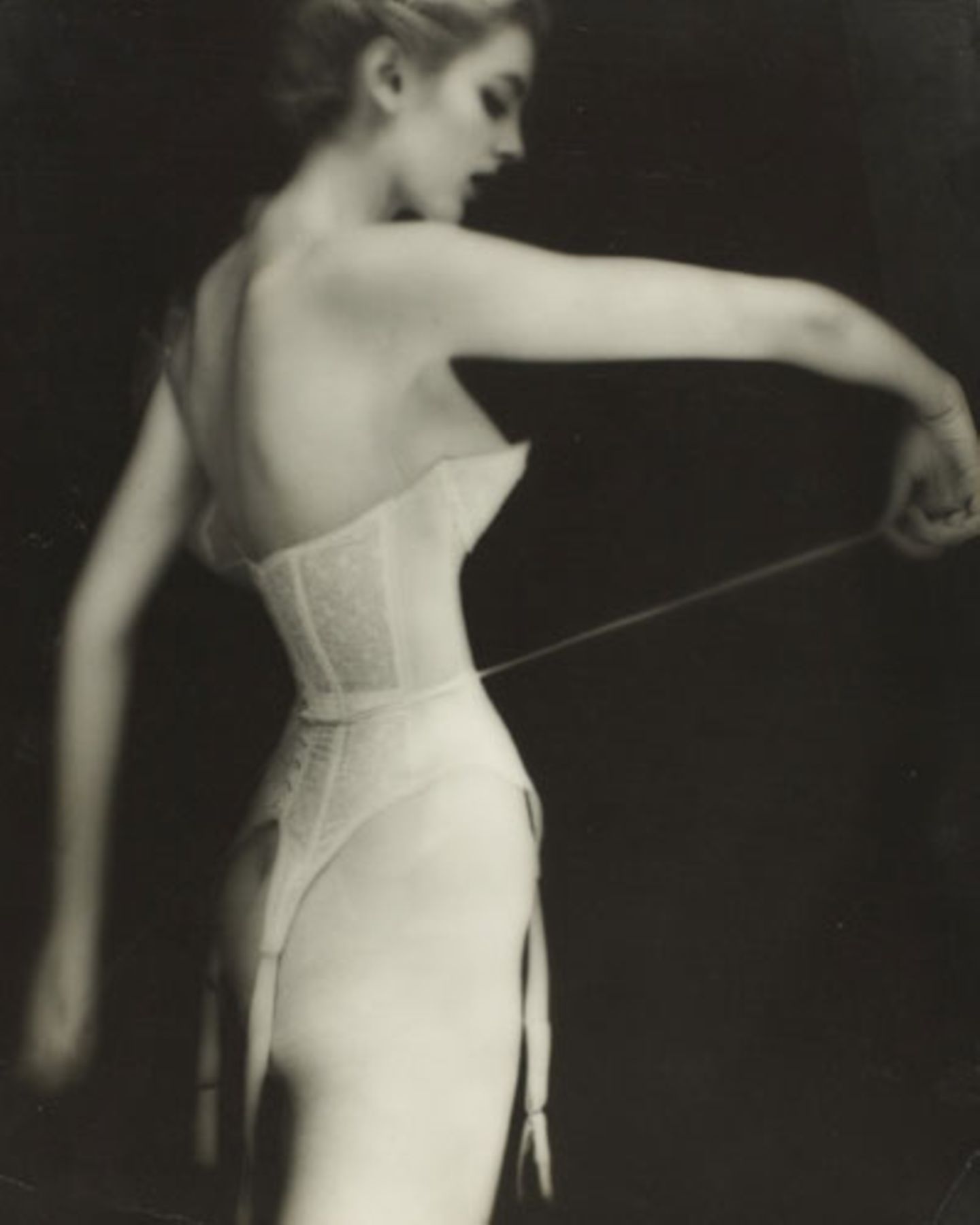Von 1946 bis 1949 arbeitete Lillian Bassman als Art Director beim Jugendableger des weltberühmten Modemagazins "Harper's Bazaar", förderte die Karriere von Ausnahmefotografen wie Richard Avedon und Robert Frank. Ab 1949 wurde sie selbst Fotografin für "Harper's Bazaar" und andere Medien.