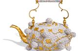 Am 23. Januar 1710 wurde die erste Porzellanmanufaktur im sächsischen Meißen gegründet. Als Marco Polo um 1300 die ersten chinesischen Porzellanstücke mitgebracht hatte, dachte man, das Geschirr sei aus Muscheln gefertigt, tüftelte vier Jahrhunderte am Geheimnis der Prozellan-Herstellung. Heute weiß man: Weiße Erde, Kaolin, ist Hauptbestandteil des weißen Goldes.