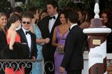 Matt Damon und seine Frau Luciana Barroso (im lila Kleid) warten auf ihr Wasser-Taxi.